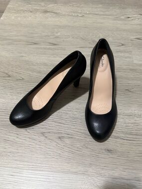 Clarks Adriel Viola Pumps Womens 8 Black Low Heel Comfort Career Shoes NWOT